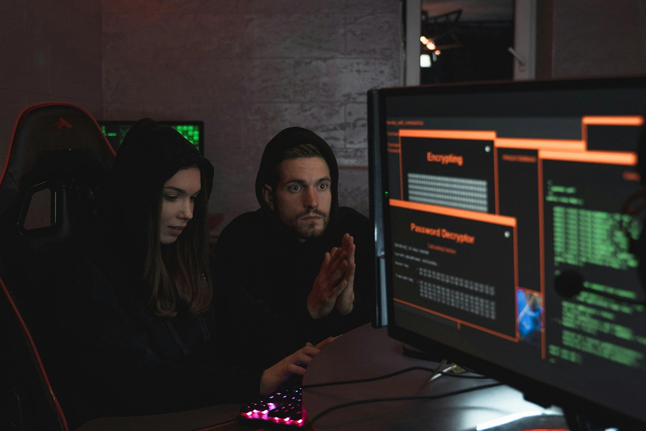 Cyber Security und Datenschutz 2026 mit digitalem Schutzschild für moderne Webseiten