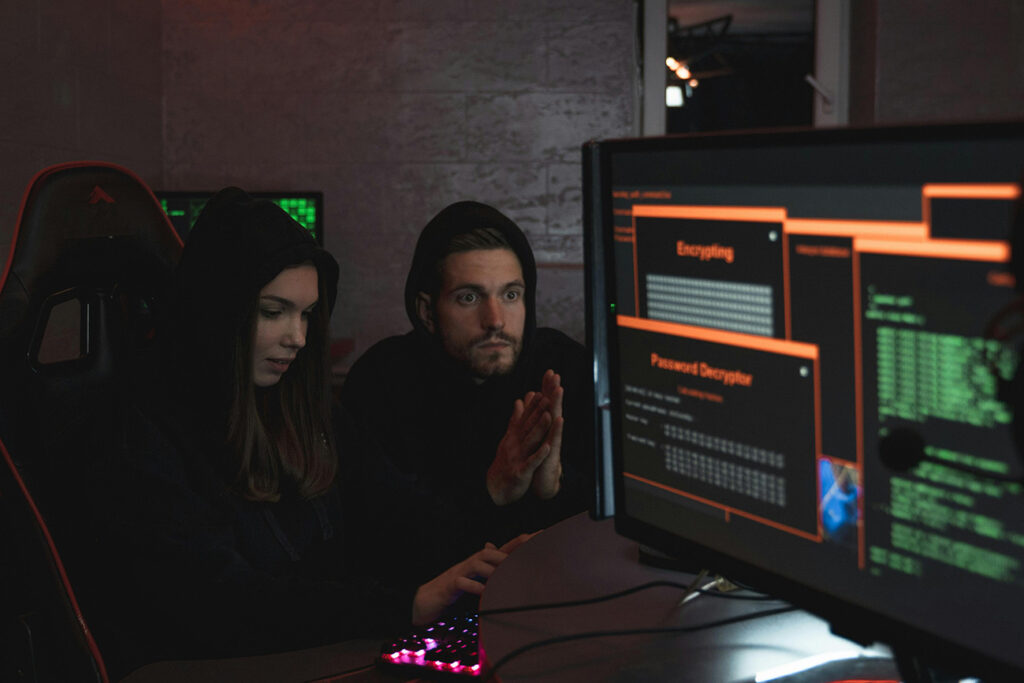 Cyber Security und Datenschutz 2026 mit digitalem Schutzschild für moderne Webseiten